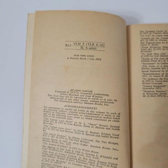 Star Trek Lives Personal Notes & Anecdotes by Jacqueline Lichtenberg (1975) - Picture 4 of 5